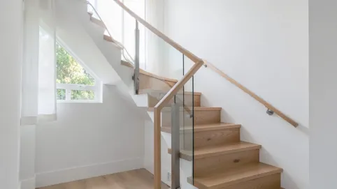Zabudowa klatki schodowej w domu jednorodzinnym